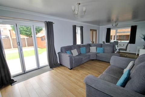 8 Newstead, Tamworth, B79 7UU