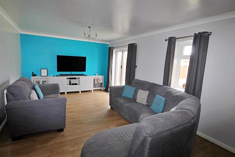 8 Newstead, Tamworth, B79 7UU