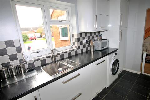 8 Newstead, Tamworth, B79 7UU