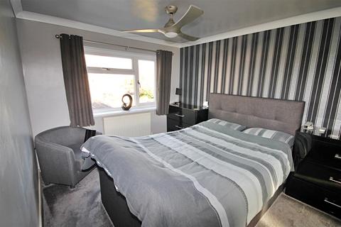 8 Newstead, Tamworth, B79 7UU
