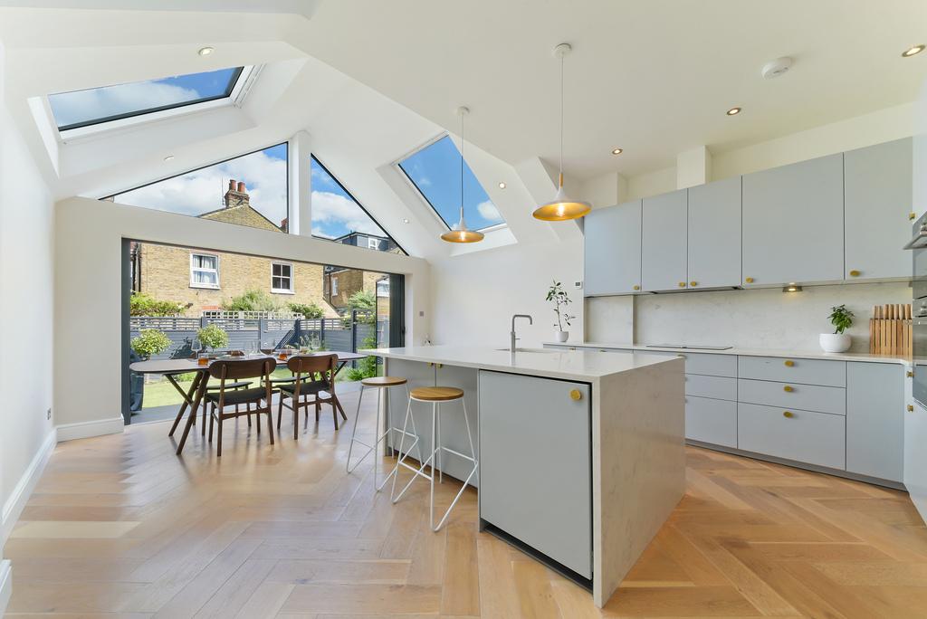 Stuart Road, SW19 4 bed house £4,650 pcm (£1,073 pw)