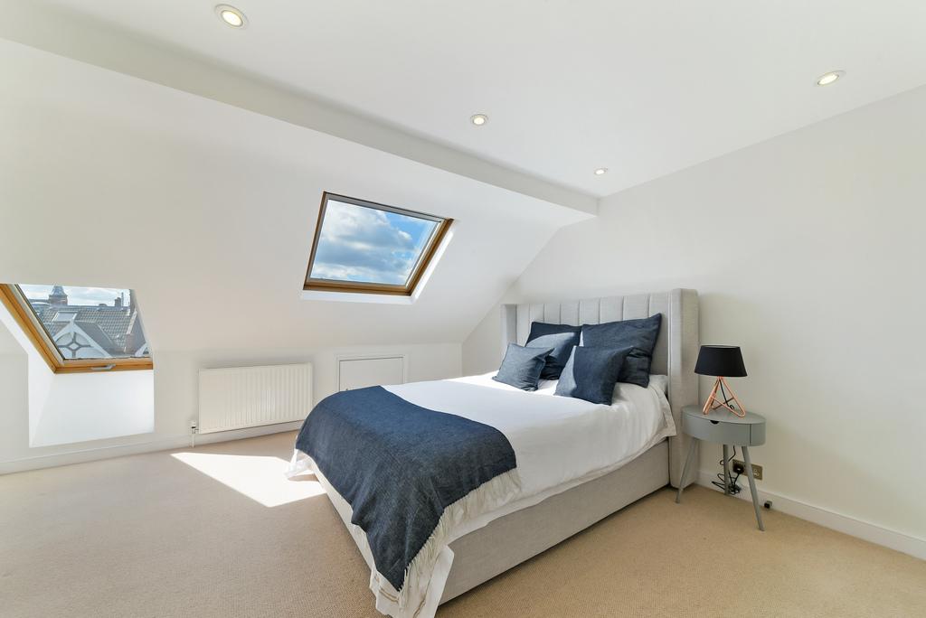 Stuart Road, SW19 4 bed house £4,650 pcm (£1,073 pw)