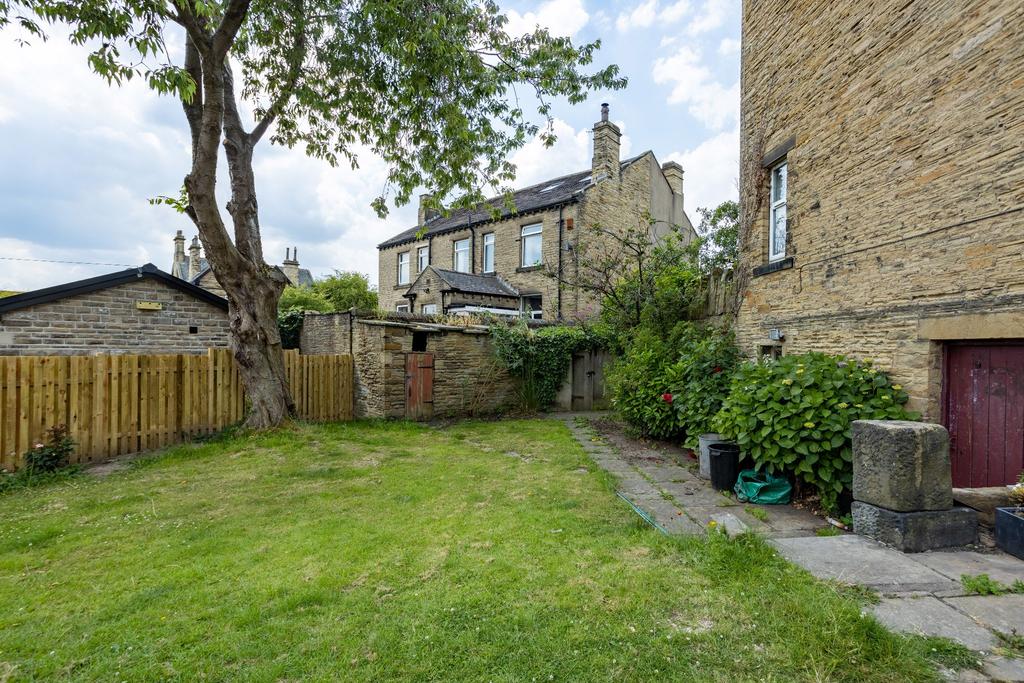 Bracken Road, Hove Edge, HD6 2HW 3 bed detached house £365,000