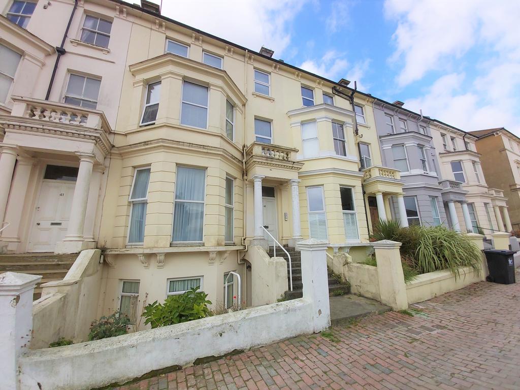 Upperton Gardens, Eastbourne BN21 2 bed flat £950 pcm (£219 pw)