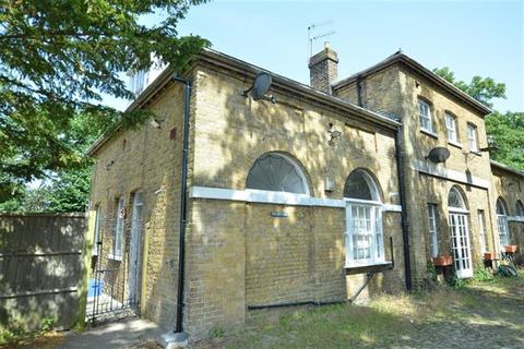 3 bedroom semi-detached house to rent, Vicarage Lane, Chigwell, IG7