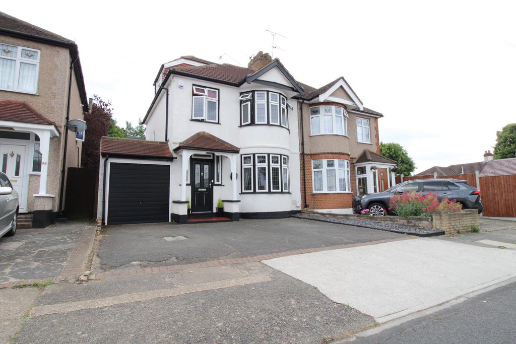 Hill Grove, Romford RM1 4 bed semidetached house £735,000