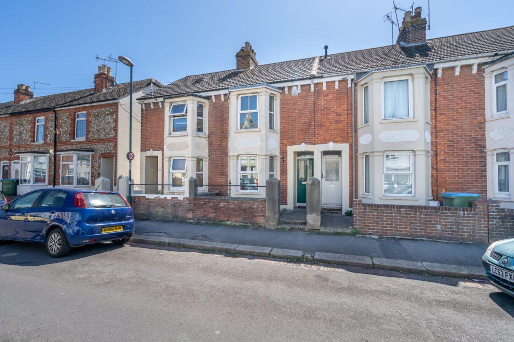 Essex Road, Bognor Regis, West Sussex. PO21 2BY 2 bed terraced house