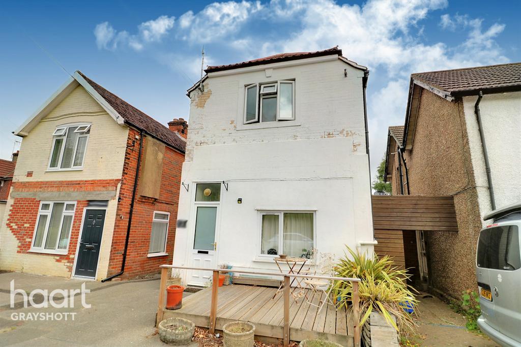 Beacon Hill Road, Hindhead 2 bed apartment £250,000