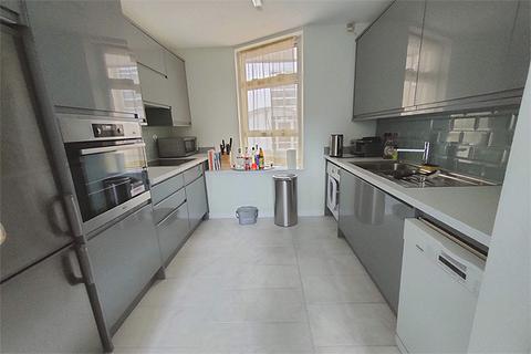 2 bedroom townhouse to rent, Chandlers Mews, London E14