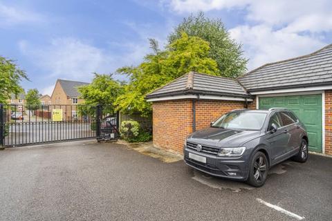 1j Cameron Road, Chesham, HP5 3BX