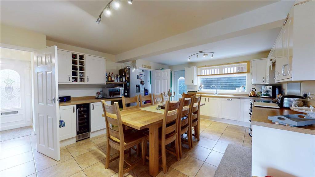 Penybryn Avenue, Whittington, SY11 3 bed semidetached house £250,000