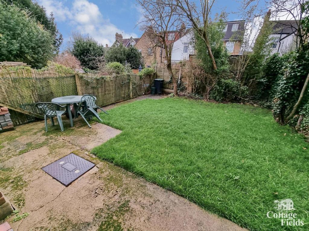Lavender Hill, Enfield Chase,EN2... 4 bed house £2,000 pcm (£462 pw)