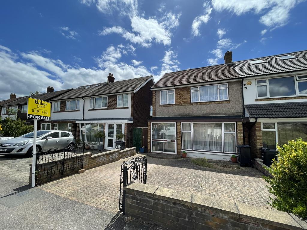 New North Road, Hainault IG6 3 bed semidetached house for sale £475,000