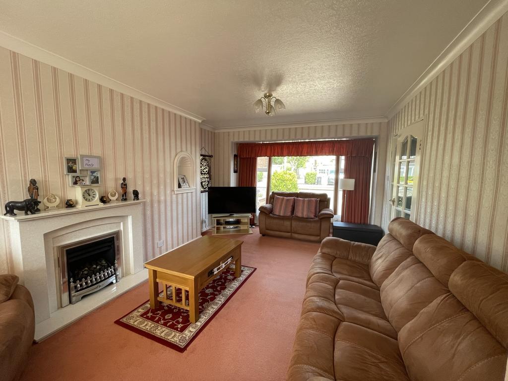 New North Road, Hainault IG6 3 bed semidetached house for sale £475,000