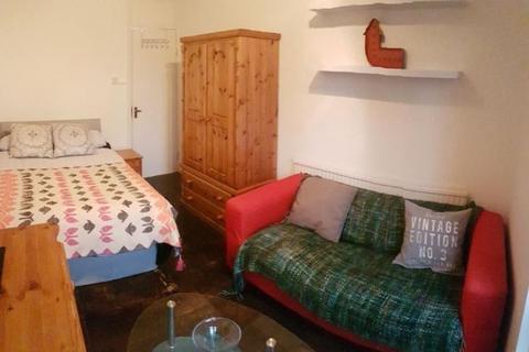 4 bedroom flat to rent, Balmes Road