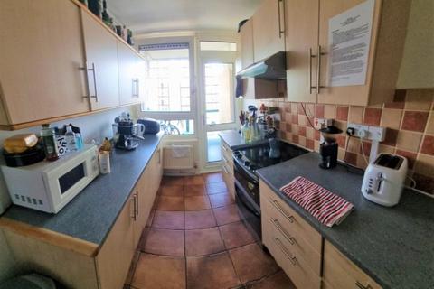 4 bedroom flat to rent, Balmes Road