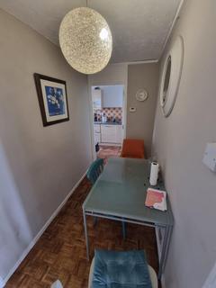 4 bedroom flat to rent, Balmes Road
