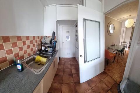 4 bedroom flat to rent, Balmes Road