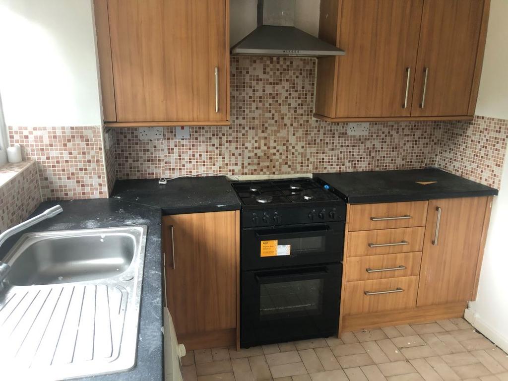 21 Beverley Avenue, Nuneaton, Warwickshire, CV10 9JP 3 bed semi