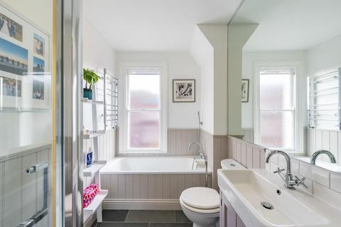 59b Gascony Avenue, London, NW6 4ND