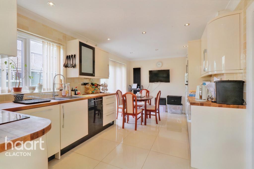 Huntingdon Way, ClactonOnSea 3 bed detached house for sale £300,000