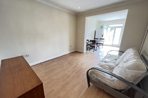 4 bedroom semi-detached house to rent, The Warren, Hounslow, Greater London, TW5