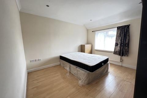 4 bedroom semi-detached house to rent, The Warren, Hounslow, Greater London, TW5