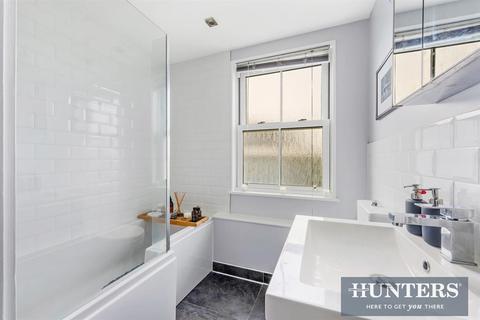 2 bedroom flat for sale - Lincoln Hall, Sherbrooke Way, KT4