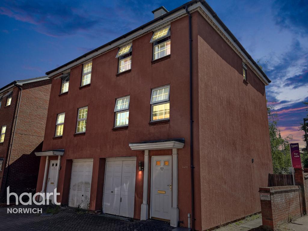 Copenhagen Way, Norwich 3 bed semidetached house £270,000
