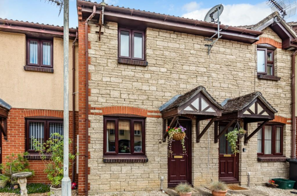 Pines Close, Wincanton BA9 2 bed terraced house £180,000