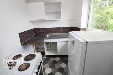 Studio to rent - Barnsdale Road