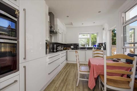 3 bedroom terraced house to rent, Revelstoke Road, London