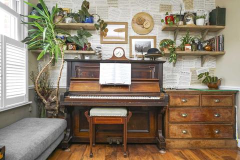 142 Blyth Road, London, E17 8HT