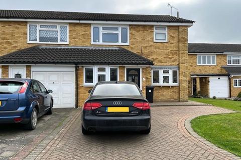 3 bedroom semi-detached house to rent - Christopher Close, Hornchurch, RM12