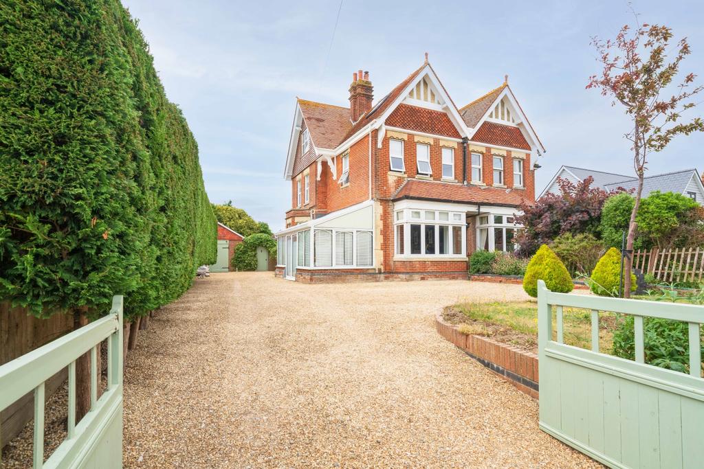 Manor Way, LeeontheSolent 5 bed semidetached house £2,650 pcm (£