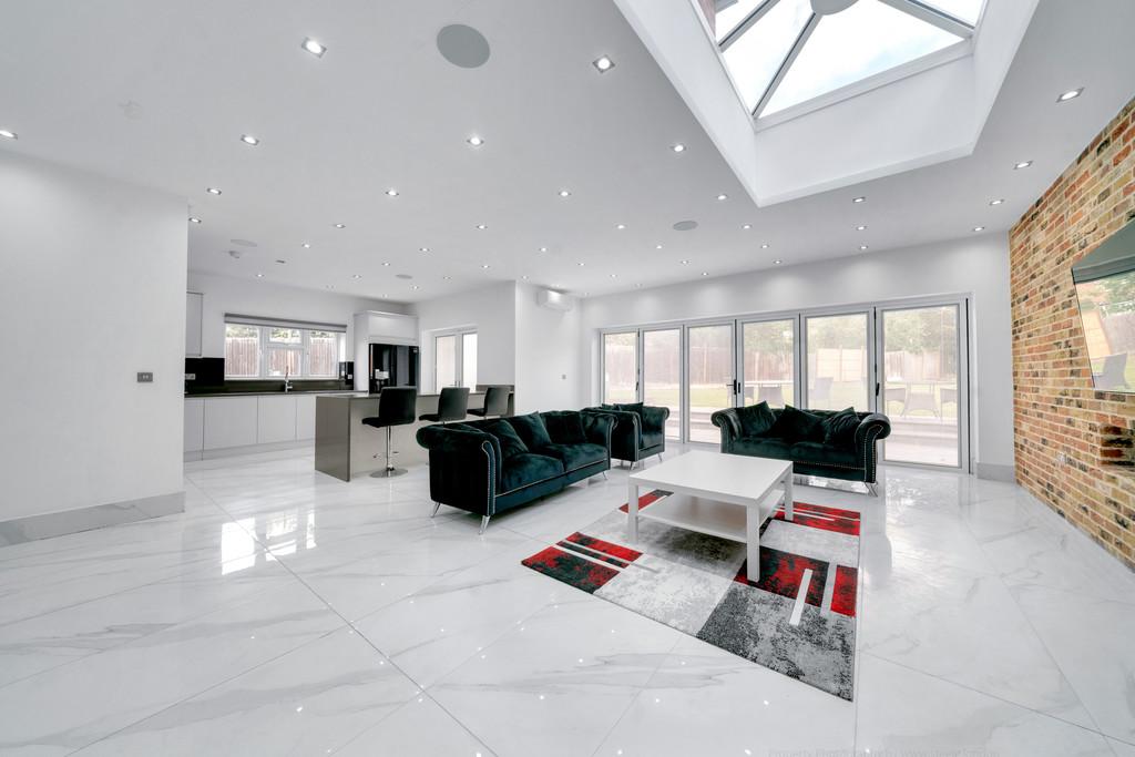 Open-Plan Kitchen/Lounge