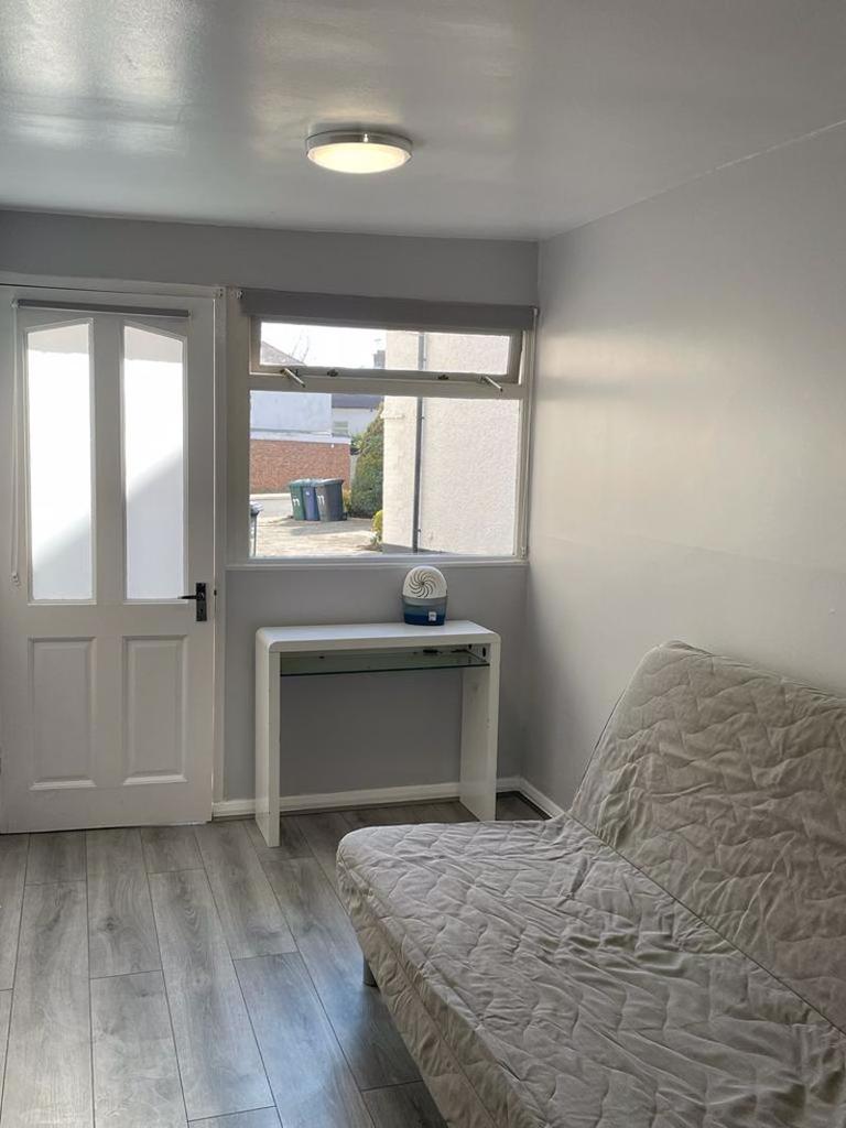 Studio flat for single person Highview Avenue, Edgware Studio £900 pcm (£208 pw)