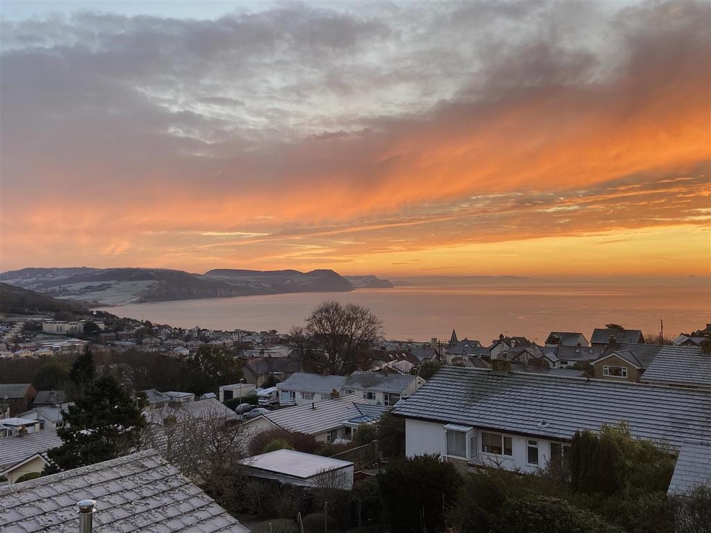 Clappentail Lane, Lyme Regis 2 bed apartment £365,000