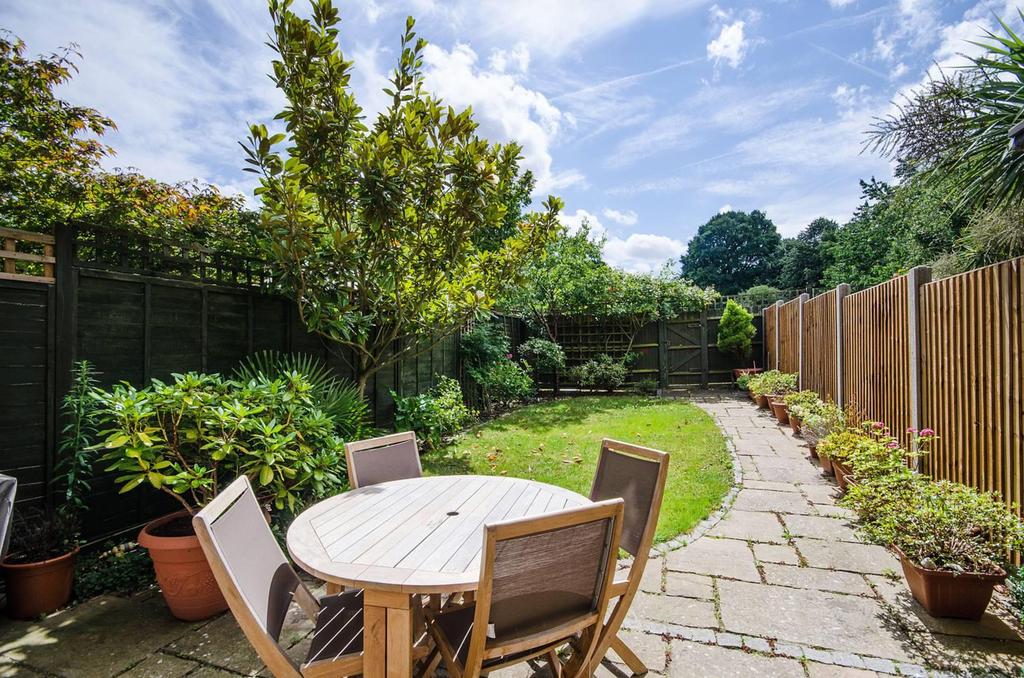Chelsea Gardens, Ealing, W13 5 bed townhouse £3,500 pcm (£808 pw)