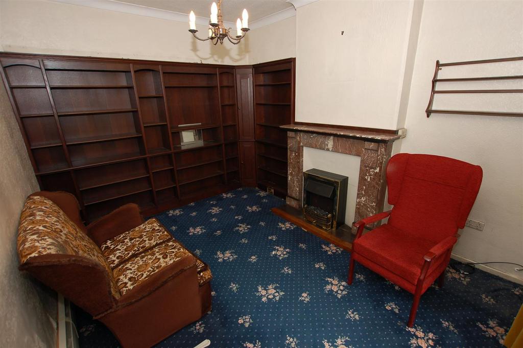 Platts Crescent, Stourbridge, DY8 4YU 3 bed semidetached house £200,000