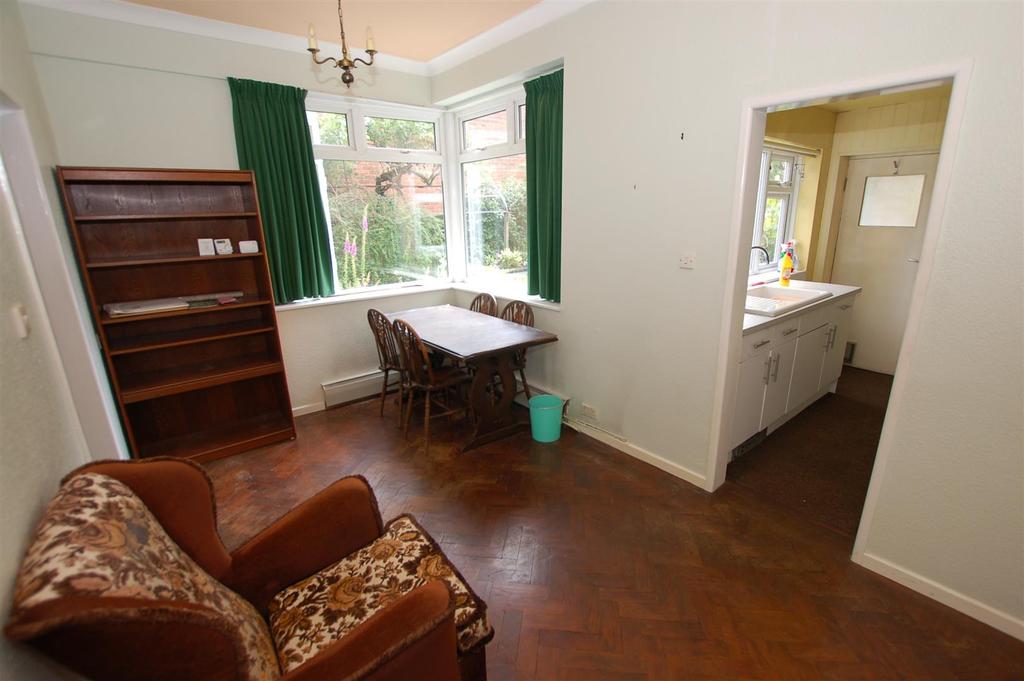 Platts Crescent, Stourbridge, DY8 4YU 3 bed semidetached house £200,000