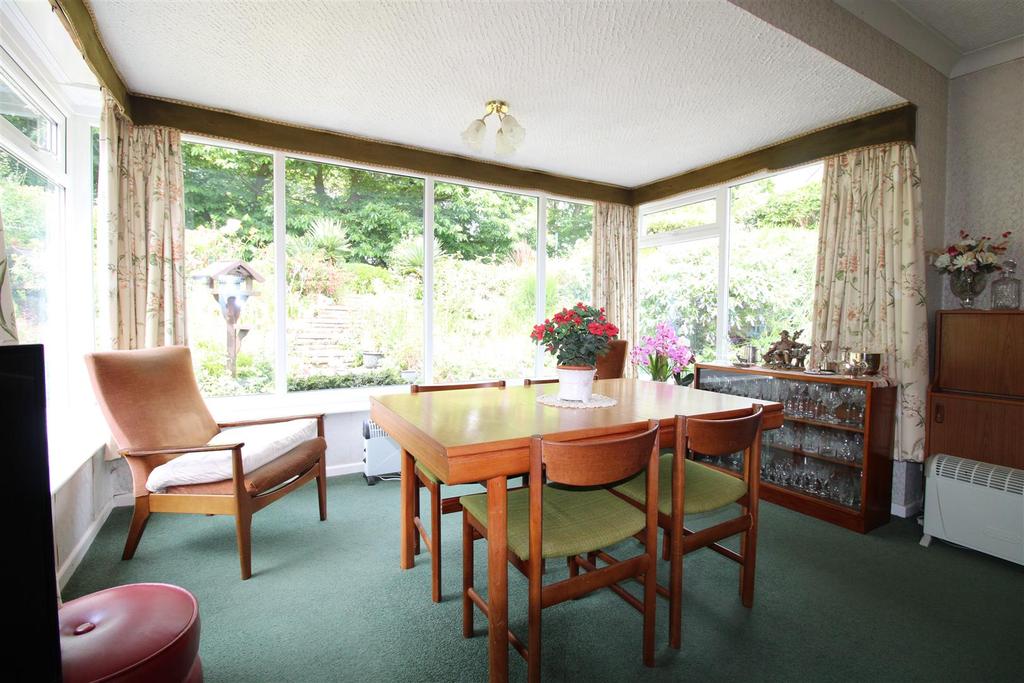 Wollaston Court, Stourbridge 4 bed detached bungalow £485,000