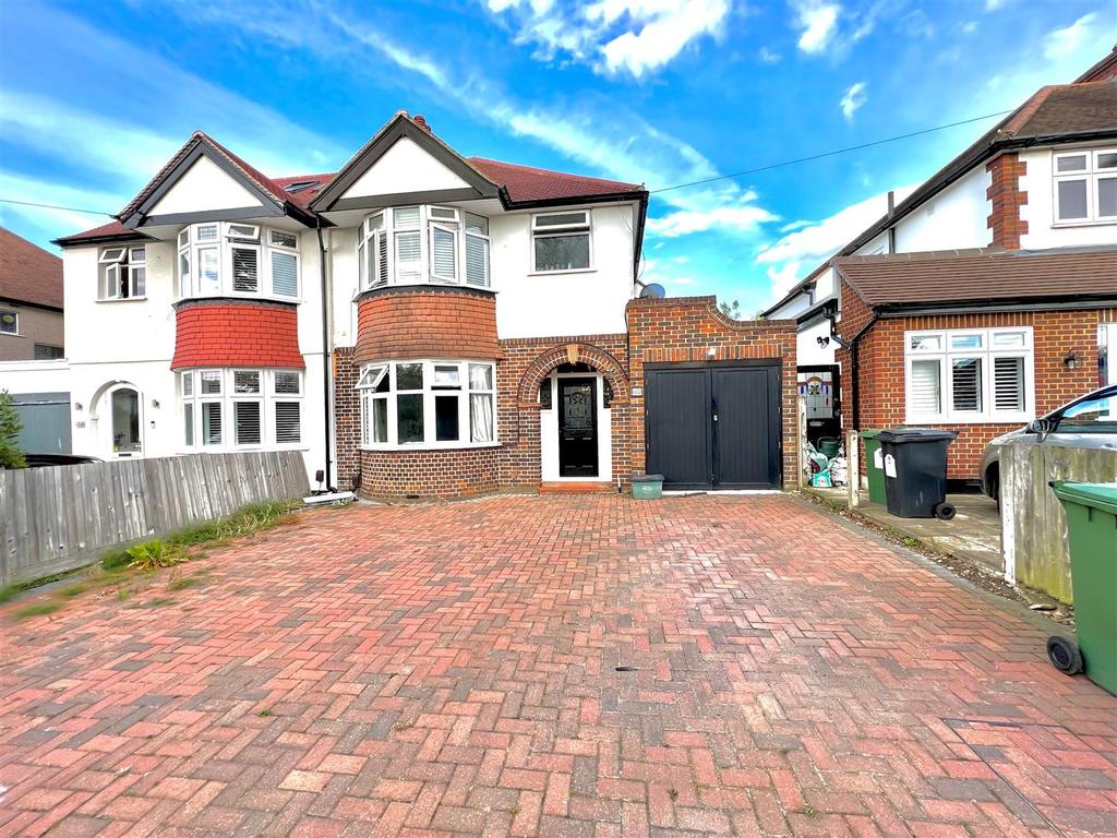 Woodstone Avenue, Epsom 3 bed semidetached house £2,300 pcm (£531 pw)