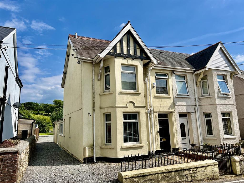 Kings Road, Llandybie, Ammanford 3 bed semidetached house £265,000