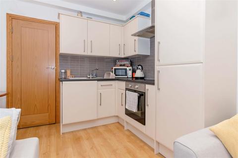 Flat 2, 45 Warwick Gardens, Worthing, BN11 1PF