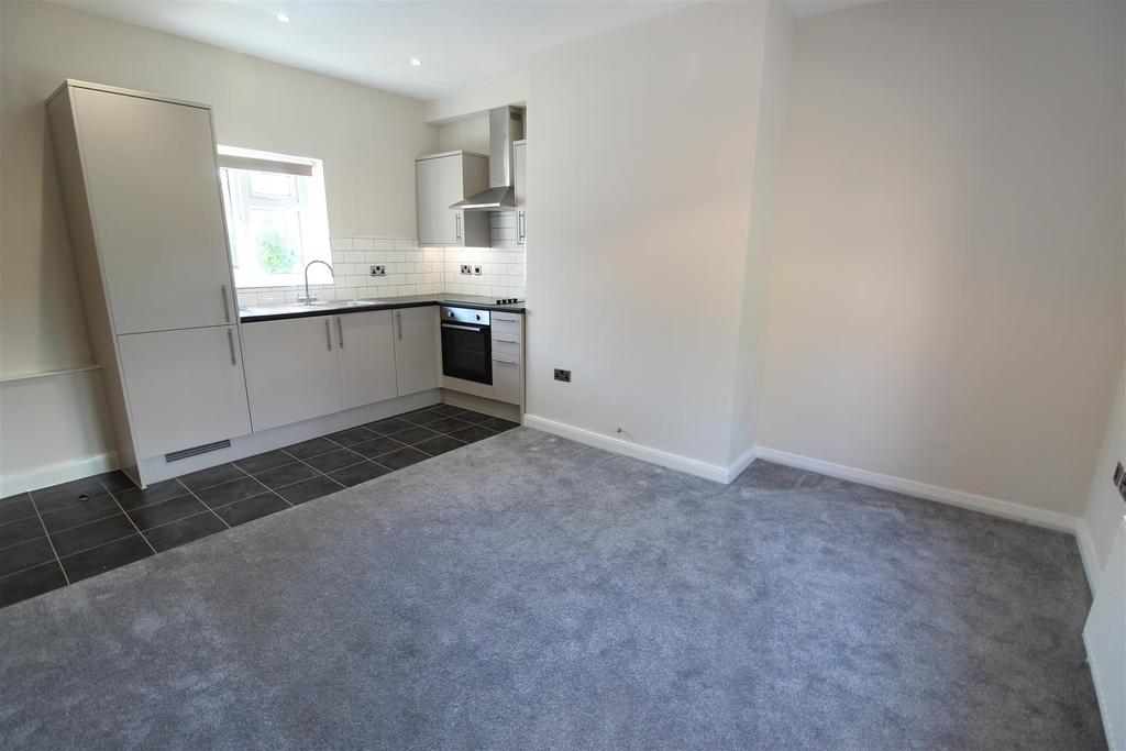 Westgate, Almondbury, Huddersfield 2 bed terraced house £575 pcm (£