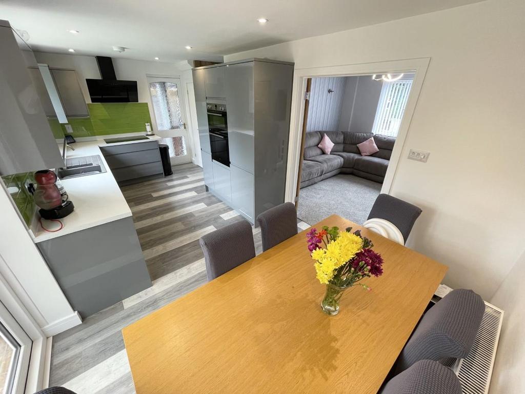 Hillview Road, Hucclecote, Gloucester 3 bed semidetached house £270,000
