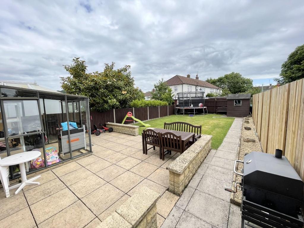 Hillview Road, Hucclecote, Gloucester 3 bed semidetached house £270,000