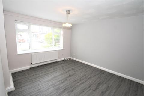 2 bedroom flat to rent - Kingswood Chase, Leigh-On-Sea