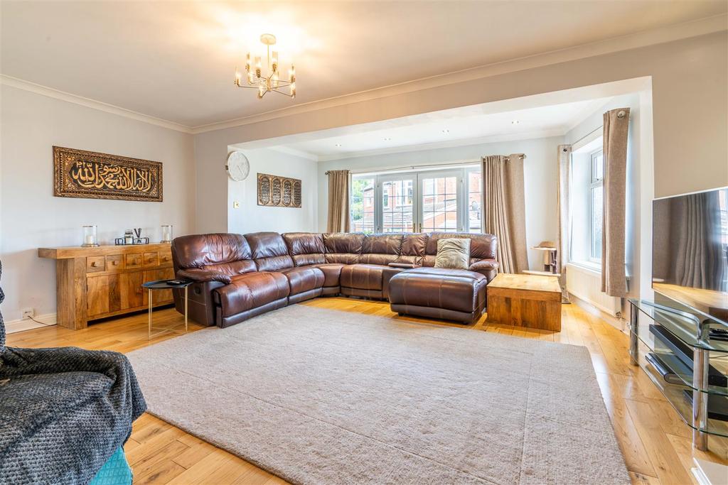 Stokesley Grove, High Heaton, Newcastle Upon Tyne 7 bed semidetached